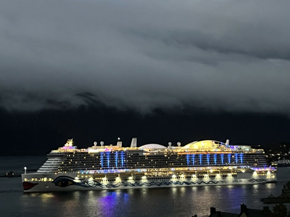 Aida Nova på vei inn Aspevågen onsdag 15. oktober.