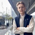 17 år gamle David Fjørtoft Dalheim står bak bedriften Unge Hender, som kobler unge og eldre i Ålesund.