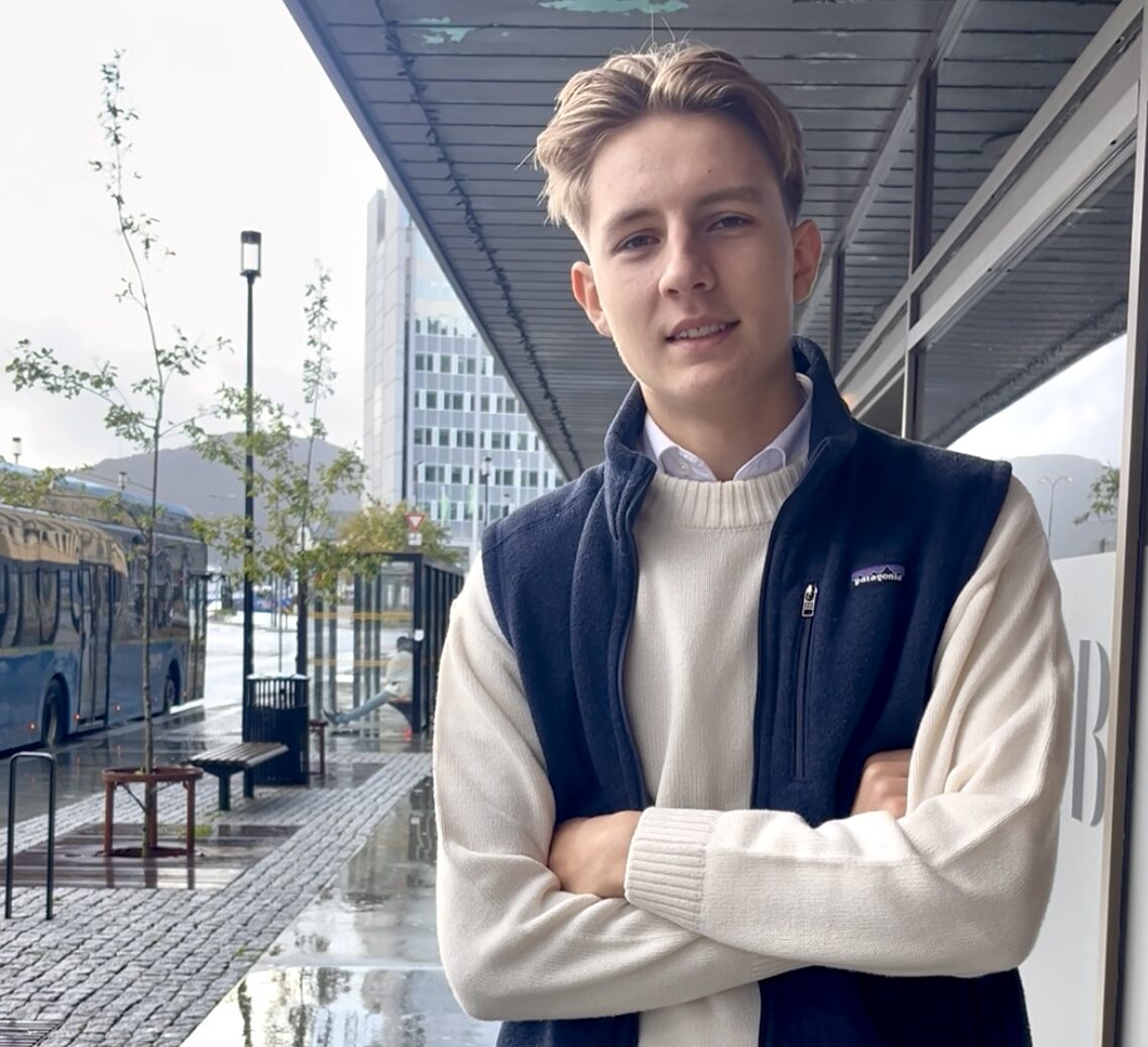 17 år gamle David Fjørtoft Dalheim står bak bedriften Unge Hender, som kobler unge og eldre i Ålesund.