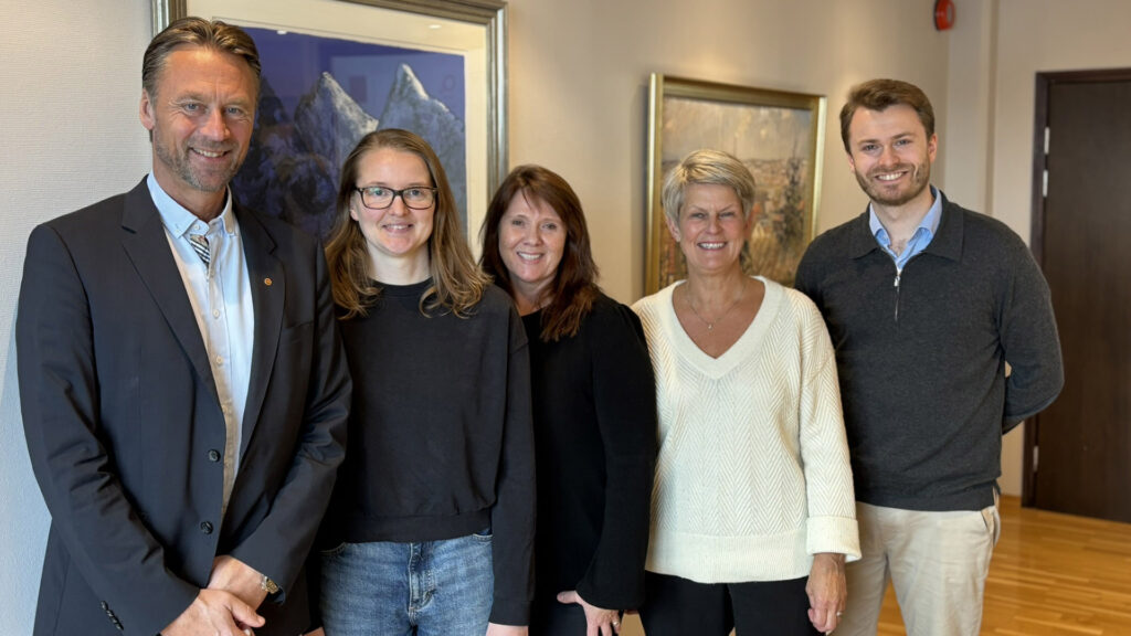 Representanter fra Ålesund kommune fra venstre, kommunedirektør Jon Steven Hasseldal, prosjektleder Sonja Servan, konstituert kommunalsjef samfunn Ingunn Osdal Stette, assisterende kommunedirektør Anne Mette Liavaag* og ordfører Håkon Lykkebø Strand. ( De med * er med i arbeidsgruppen som representanter for Ålesund kommune.)