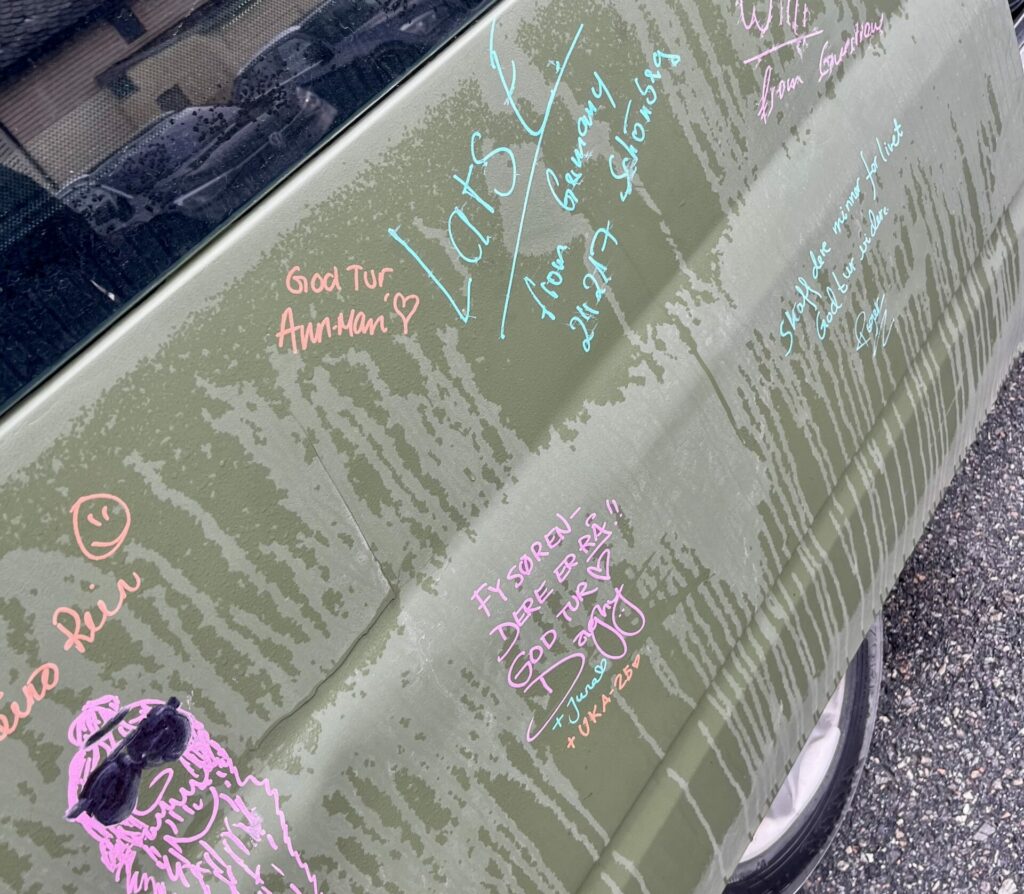 Alle som hjelper dem får signere bilen. Blant hilsenene på «Pernille» finner du til og med Dagny sin. (Foto: A. S. Trandal)