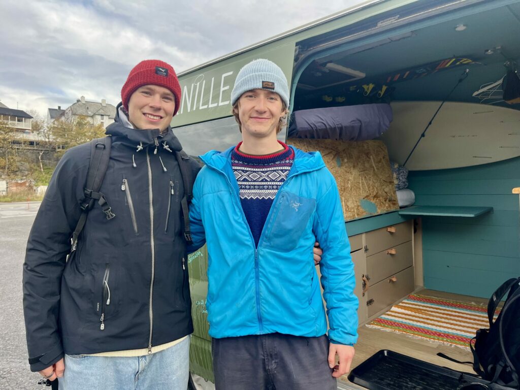 Det vanskeligste å få på veien er drivstoff. Espen og Sigurd har derfor begynt å tilby småjobber på bensinstasjoner i bytte mot litt hjelp til å fylle tanken. (Foto: A. S. Trandal)