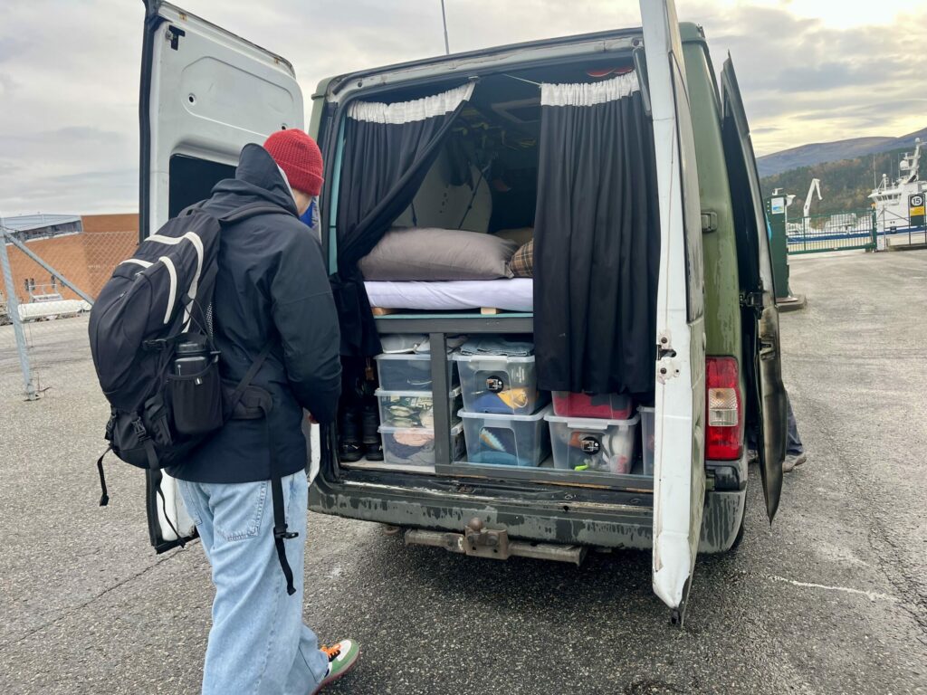 Alt fra klær til utstyr er smart pakket i plastesker i «Pernille». Guttene holder orden og har alt organisert for å få plass til alt de eier. (Foto: A. S. Trandal)