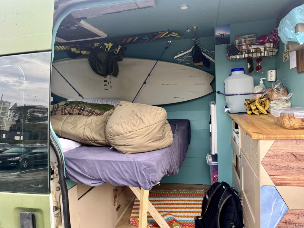 Ski, surfebrett og alt de eier får plass i «Pernille». Bilen er både garderobe, kjøkken og hjem på hjul. (Foto: A. S. Trandal)