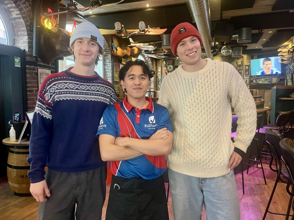 Espen og Sigurd fikk spandert middag hos Happy Elefante før de reiste videre til Volda. Her sammen med sammen med Christian Folkestad som jobber der.
