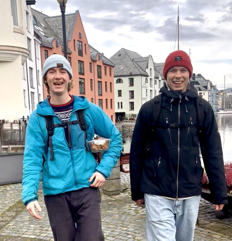 Espen og Sigurd smiler bredt i Brosundet. De er på vei fra Nordkapp til Istanbul uten penger. (Foto: A. S. Trandal)