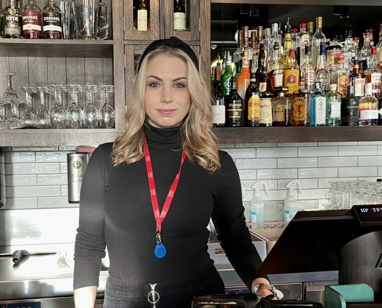 Katarina My Wilhelmsson Hjertø er ny daglig leder på O’Conners på Brunholmen. (Foto: Anne S. B. Trandal)