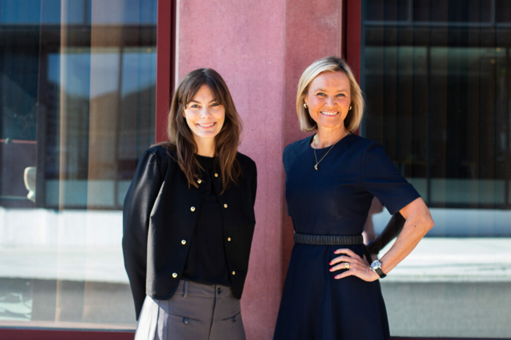 Kristianne M. Havnevik (t.v.) og Torill Standal Eliassen i Conta satser tungt på hjembyen. Nå skal selskapet ansette sju nye i Ålesund – og vil at det skal «koke» i byens techmiljø. (Foto: Conta)