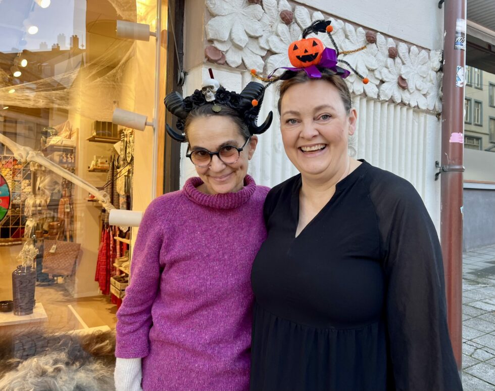 Solveig Fagermo og Ingunn Edda Thorarinsdottir hos Husfliden har sørget for både skrekk og smil i butikken denne uka. (Foto: Anne S. B. Trandal)