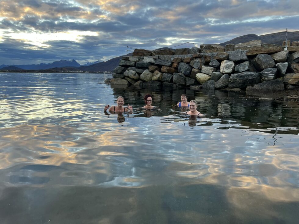 Badegjengen på Hessa lar seg ikke skremme av ti grader i vannet. Et kort dypp gir energi, godt humør og en god start på dagen.