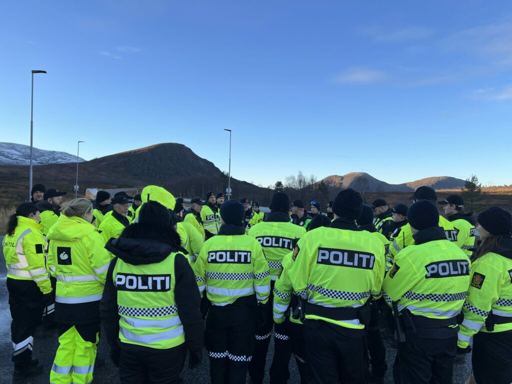 Mannskap fra flere etater samlet på Ørskogfjellet for stor kontroll onsdag formiddag.