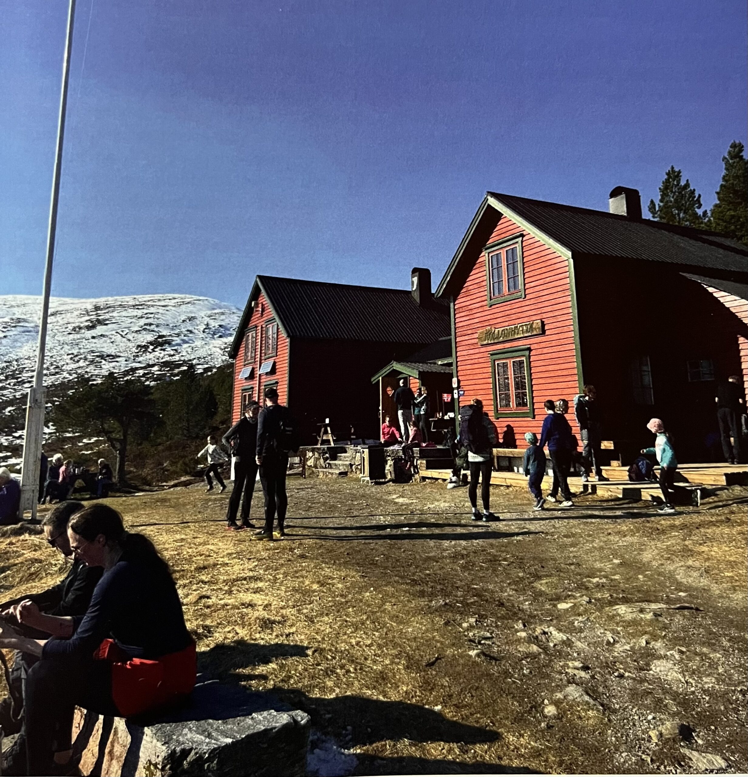 Rollonhytta på Sulafjellet ligger idyllisk til. Flaggstanga til venstre har for øvrig fått eget (!) kapittel i boka, sammen med ei rekke andre store og små detaljer knytta til hytta så som oljefyring, stor arbeidsinnsats, et rollonhei for deg, Sula på mote igjen som utfartssted, ei helg av de sjeldne osv. osv. skrevet av gamle og nye Rollon-entusiaster.