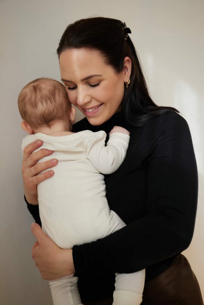 June Holm sammen med et av barna sine. Foto: Malin Westermann / Malin Westermann