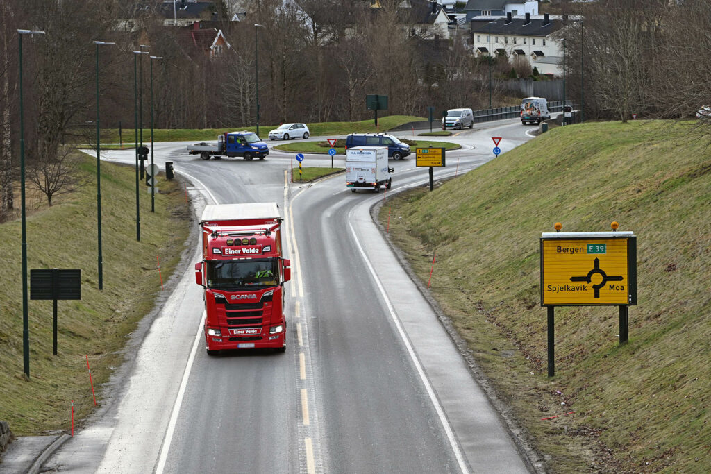 Her i rundkjøringa sør for Moa er det utfordringer med kø i rushtida på dagens E39. Foto: Ole Kristian Åset, Statens vegvesen