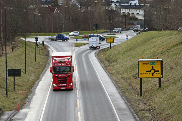 Her i rundkjøringa sør for Moa er det utfordringer med kø i rushtida på dagens E39. Foto: Ole Kristian Åset, Statens vegvesen