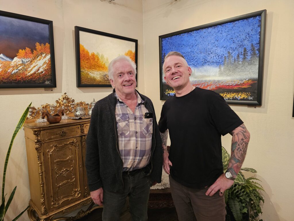 Vi stakk innom Galleri Artifex torsdag, der Nils Arild og faren Stein Kåre Nygård gjorde de siste forberedelsene til jubileumsutstillingen. (Foto: Marit Brunstad)