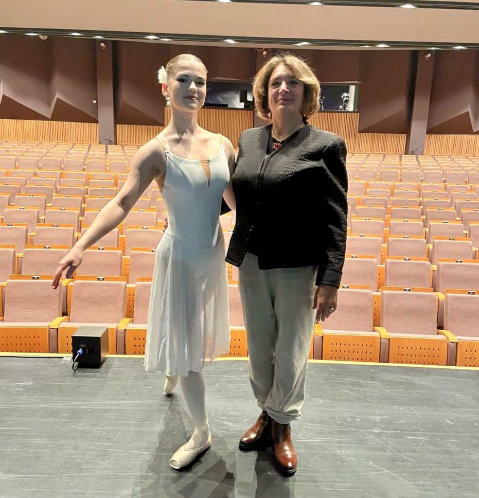 Katrina sammen med ballettrener Carola Teti. (Foto: privat)