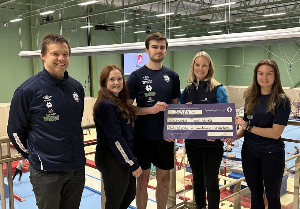 Glade representanter fra Aalesund Turnforening tar imot sjekken fra Gjensidigestiftelsen. Trenere Markus Kielland og Sanne Kvalsvik Slinning står sammen med Mari Dorte Jønland Michaelsen, mens styreleder Vibeke S. Lunheim og styremedlem Geir Magne Strand følger stolte med. (Foto: Gjensidigestiftelsen)