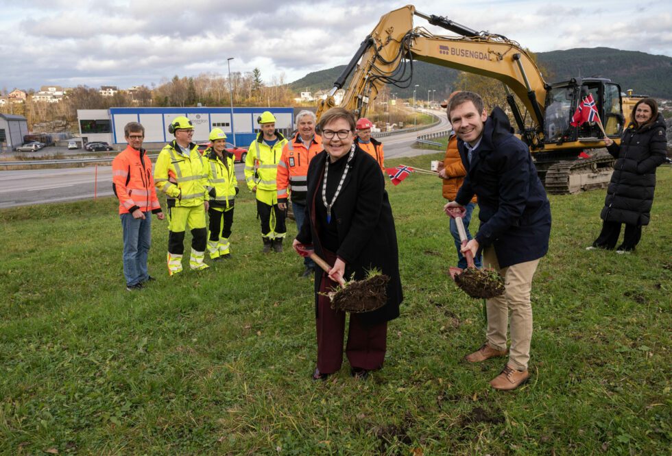Statssekretær Tom Kalsås og Sula-ordførar Turid Humlen tok spadene fatt i veibustkrysset, med representanter fra entreprenøren Busengdal AS og vegvesenets prosjektledelese i bakgunnen. (Foto: Ole Kristian Åset, Statens vegvesen)