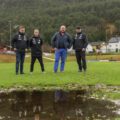 Inspeksjon av en våt gressbane. Fra venstre: Thomas Albertsen (styreleder), Thomas Bjermeland (klubbkoordinator), Audun Røyset (leder Spjelkavik Fotball) og Espen Olsvik (daglig leder)