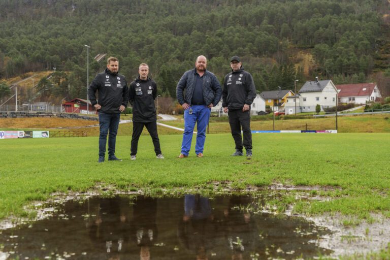 Inspeksjon av en våt gressbane. Fra venstre: Thomas Albertsen (styreleder), Thomas Bjermeland (klubbkoordinator), Audun Røyset (leder Spjelkavik Fotball) og Espen Olsvik (daglig leder)