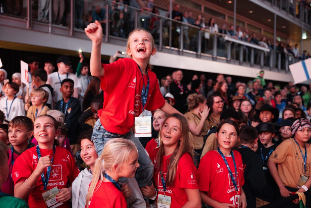 Glede og lagånd fra Hatlane! Box and Bones tok en sterk tredjeplass i Markedsføringsprisen under årets Lego League-finale i Ålesund. (Foto: MEMORIA)