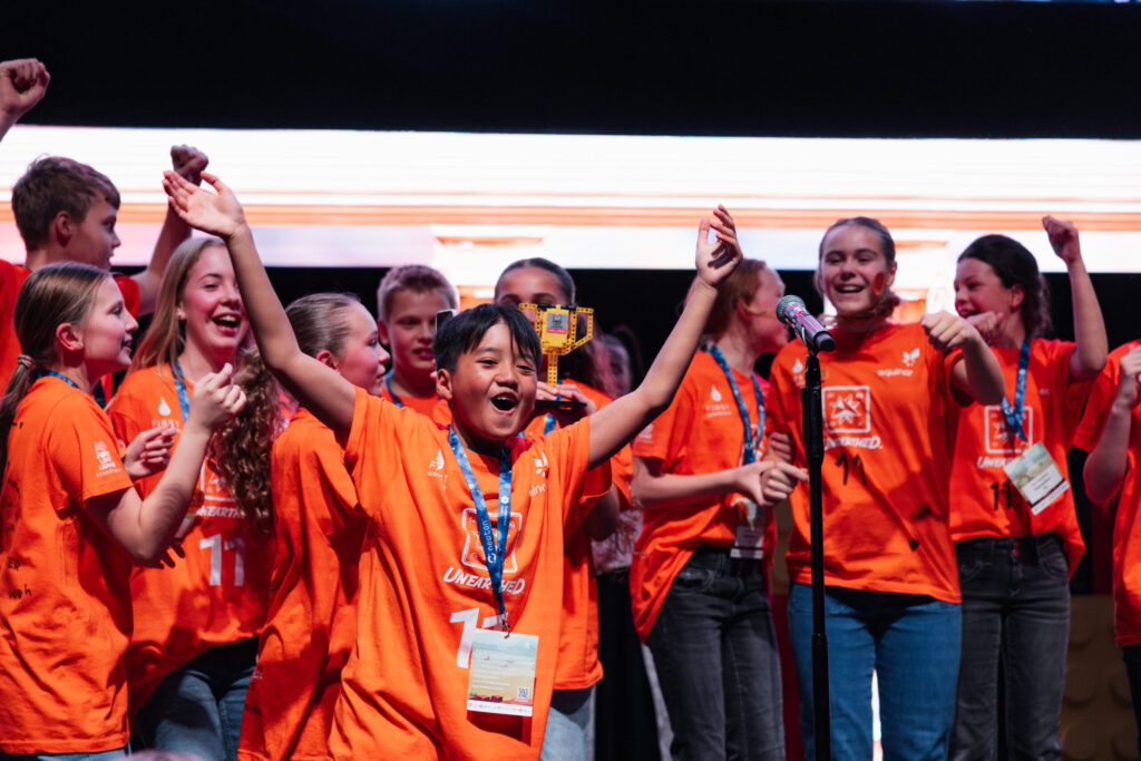 Kodeskallane fra Vik skole sikret seg en flott andreplass i Prosjektprisen under årets First Lego League i Ålesund – og viste både kreativitet og samarbeidsevne på høyt nivå. (Foto: MEMORIA)