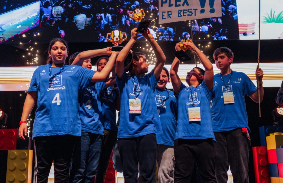 Til topps! Laget Googolplex fra Aalesund International School ble kåret til Champions under årets First Lego League i Ålesund, og skal nå representere byen i den skandinaviske finalen i Sandnes. (Foto: MEMORIA)