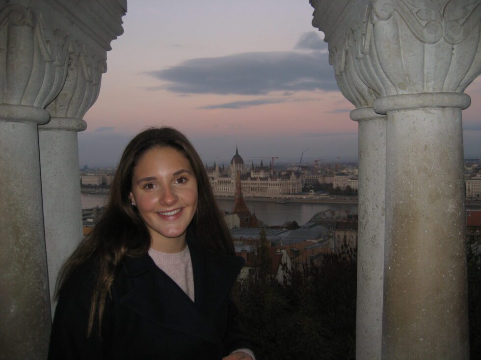 Selma Remøy Kvalsund (17) ønsker å utvikle seg som svømmer og konkurrere på stadig høyere nivå, med mål om å kvalifisere seg til landslaget og representere Norge i VM og OL. (Foto: privat)