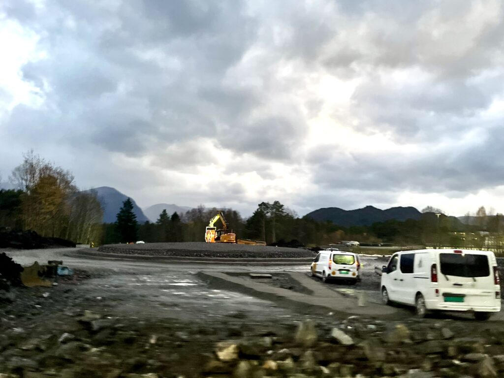 Rundkjøringen ved Blindheimshallen tar form og blir en viktig del av det tryggere veisystemet i området. (Foto: A. S. Trandal)