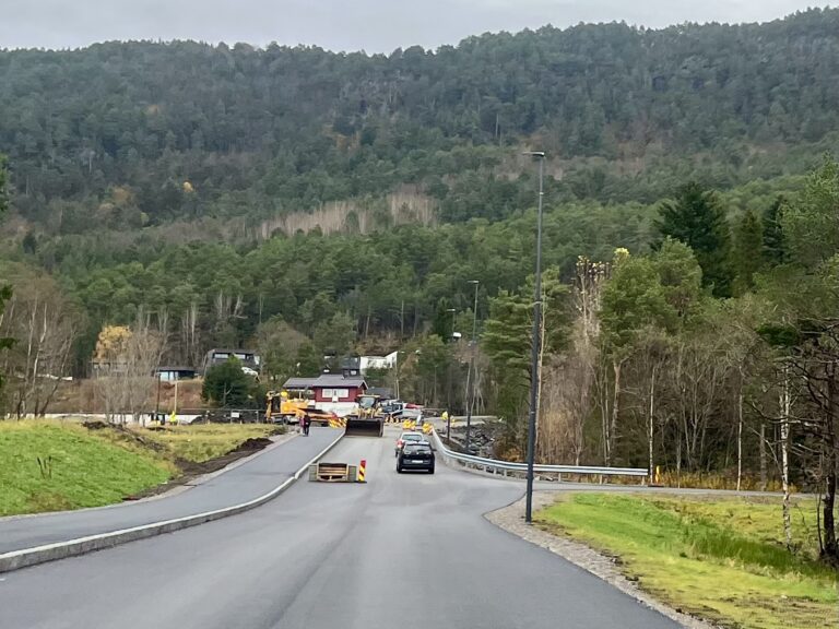 Veien mot den nye rundkjøringen på Blindheim. Nå skal beboere fra Ramsvika kjøre til venstre mot Sportsvegen og Blindheim stadion. (Foto: A. Trandal)