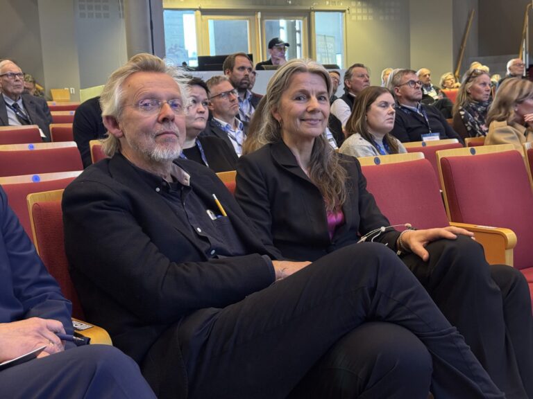 Arkitekt Morten Løvseth sammen med landskapsarkitekt Ragnhild Momrak. Begge hadde innlegg på årets Moakonferanse.. (Foto: Robin Røkke)