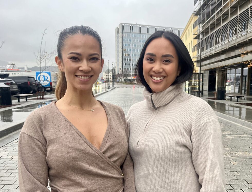 Christel Lunde (t.v.) og Abigail Panganiban skal bygge opp Balder Forsikrings nye kontor i Ålesund. (Foto: Anne S. B. Trandal)