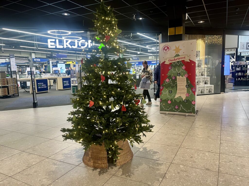 Ønsketreet står uten for Elkjøp på Amfi Moa syd. (Foto: A. S. Trandal)