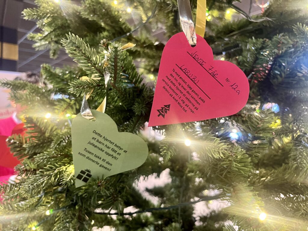 De røde hjertene inneholder julegaveønsker fra barn og de grønne representerer ønsker som er oppfylt. (Foto: A. S. Trandal)