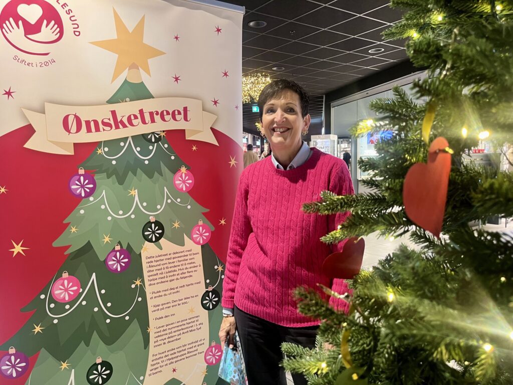 Grethe Uddal er nesteleder i Hjelpegruppen Ålesund og har ansvaret for Ønsketreet. (Foto: A. S. Trandal)