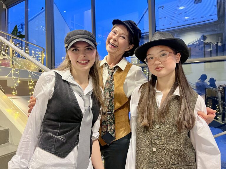 Amalie Assev-Lindin, Grethe Stivang og Eve Wågsholm. (Foto: Anne Trandal)