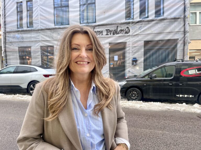 – Det betyr mye for oss som både bor og driver butikk her at fasaden blir tatt vare på og at gata ser litt hyggeligere ut mens arbeidet pågår, sier Rigmor Vestre. (Foto: Anne Trandal)