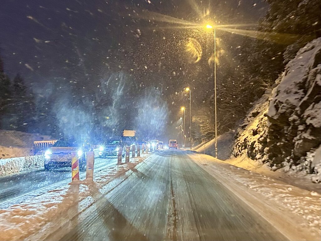 Onsdag morgen er mye av midtrabatten tatt bort. (Foto: Oline Trandal)