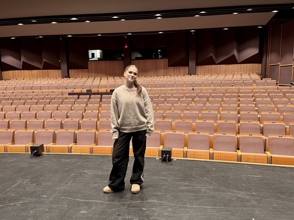 Katrina tar oss med inn på scenen i Parken Kulturhus, scenen hun har danset på i over ti år. (Foto: Anne Solveig B. Trandal)