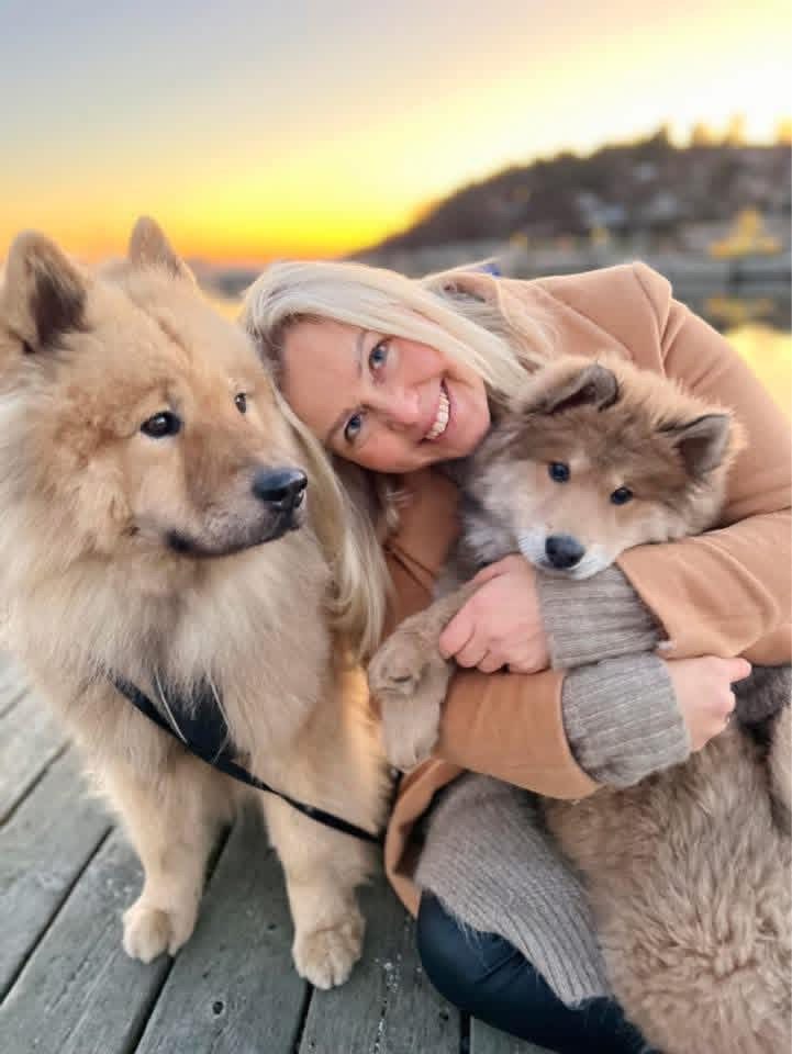 Ina Giske, styremedlem NKK, Hundeeigarane sin organisasjon sammen med hundene sine. (Foto: privat)