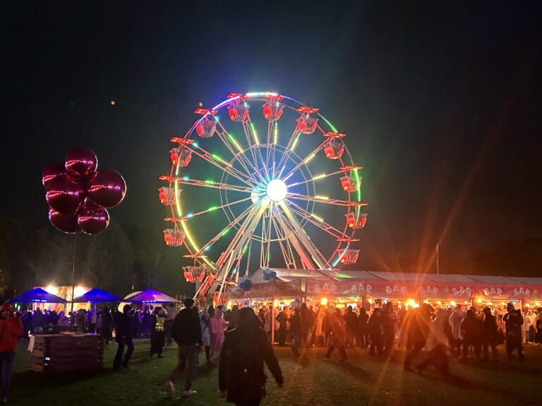Festivalstemning på Aksla: Pariserhjulet var en hit under Jugend 2025. (Foto: Anne Trandal)