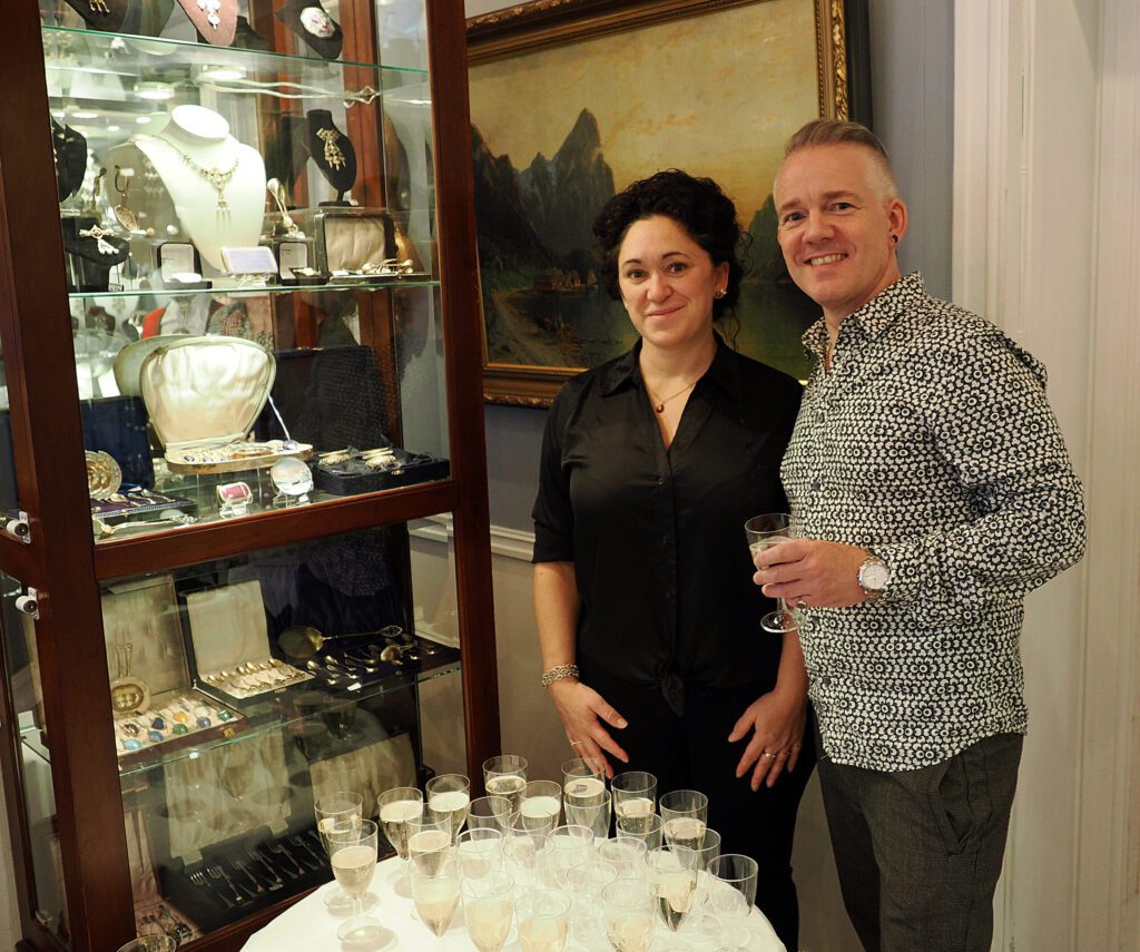 Nils Arild Nygård og Rose fant både kjærligheten og kunsten i Apotekergata. (Foto: Marit Brunstad)