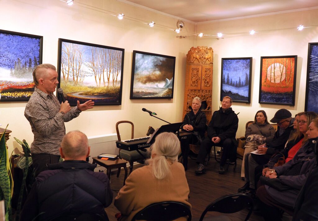 Nils Arild ønsker velkommen til jubileumsutstillingen. (Foto: Marit Brunstad)