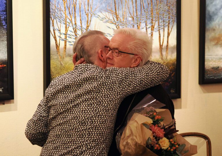 Et fint øyeblikk mellom far og sønn. (Foto: Marit Brunstad)