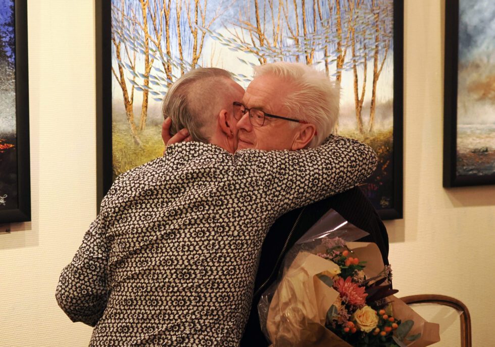 Et fint øyeblikk mellom far og sønn. (Foto: Marit Brunstad)