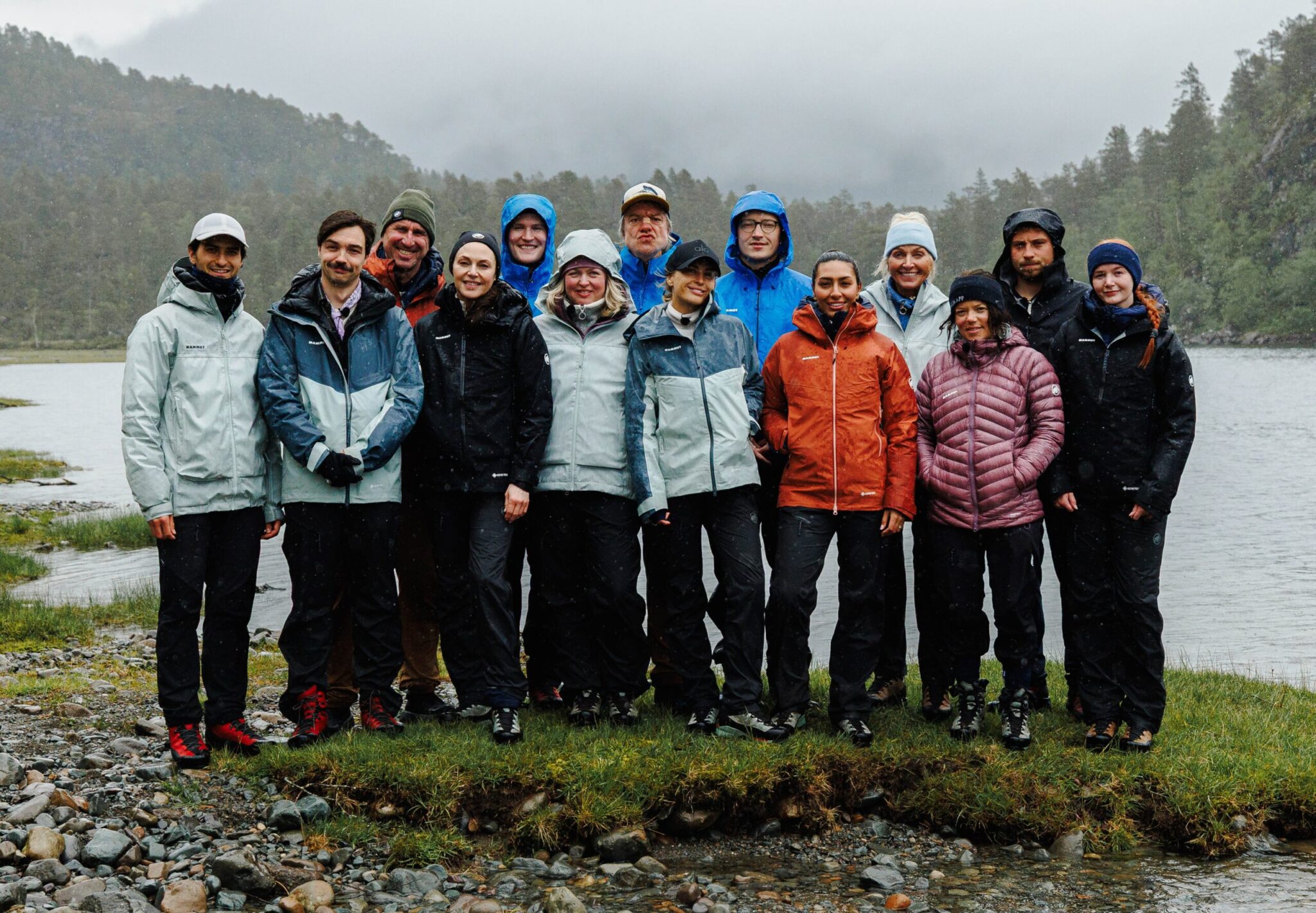 Deltakerne i sesong 2 av Vokteren. F.v.: Cengiz Al, Christopher Robin Omdahl, Simen Agdestein, Mona Grudt, Henrik Farley, Mariann Thommassen, Alex Rosén, Louise Angelica Riise, Snorre Klanderud, Yasmin Mehmood , Vår Staude, Kristine Thybo Hansen, Isak Dreyer og Elfrid Ingebrigtsen. Foto: Haakon Lundkvist/TV 2.