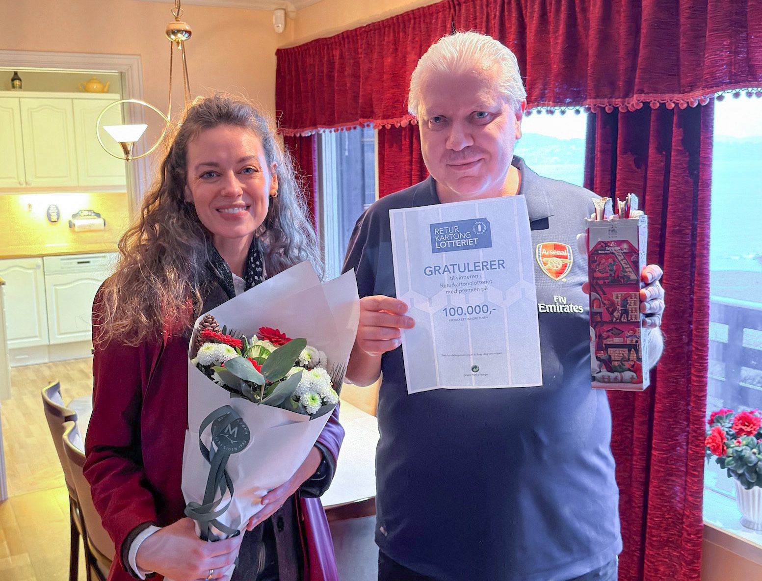 Blomster og diplom til vinner av returkartonglotteriet. Foto: Attvin