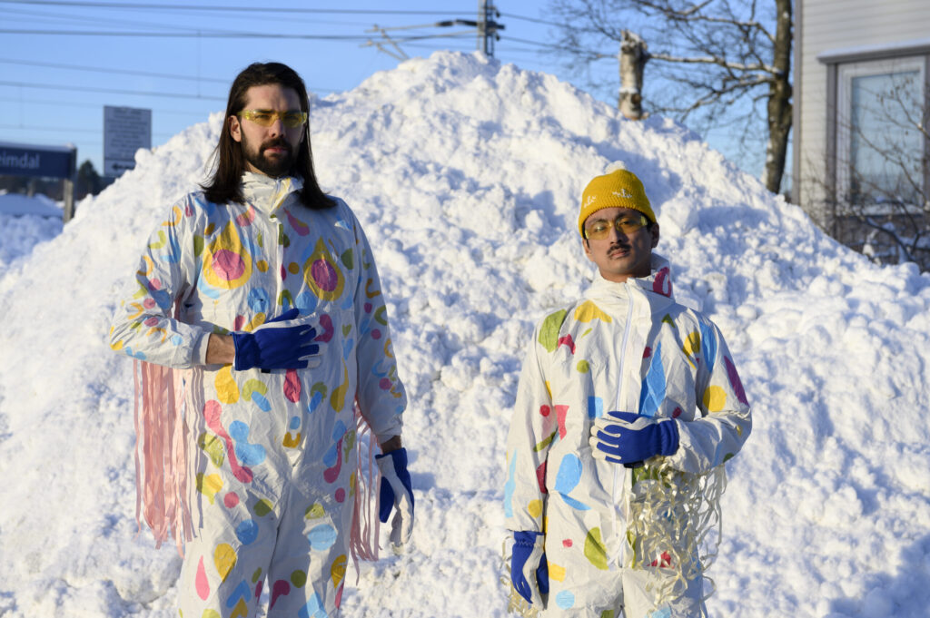 Den halvt sunnmørske kunstnerduoen Koppen og Jorkjen vil fremføre en
performance det virkelig er verdt å få med seg. Foto: Daniel Vincent Hansen