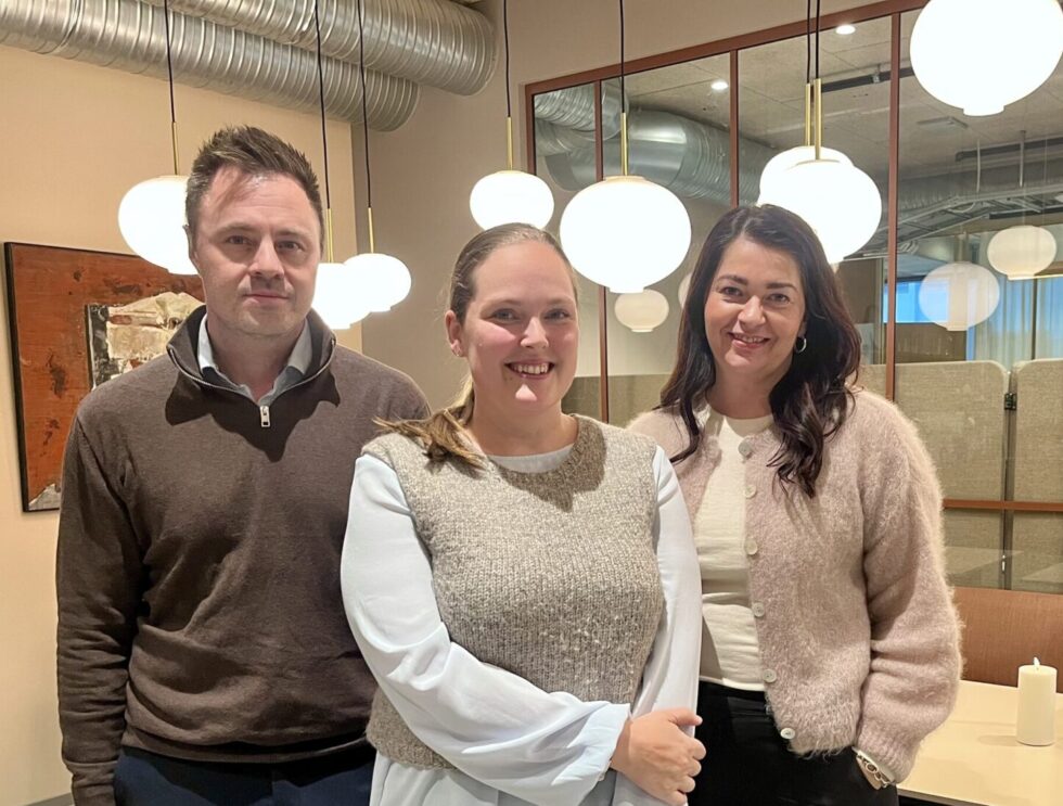 Espen Gundersen, Arkitekt hybrid cloud, IT og datavarehus, Cecilie Frøysa, Systemarkitekt Risikostyring, Cecilie Myrstad, Leder Bærekraft. Foto: Anne Solveig B. Trandal